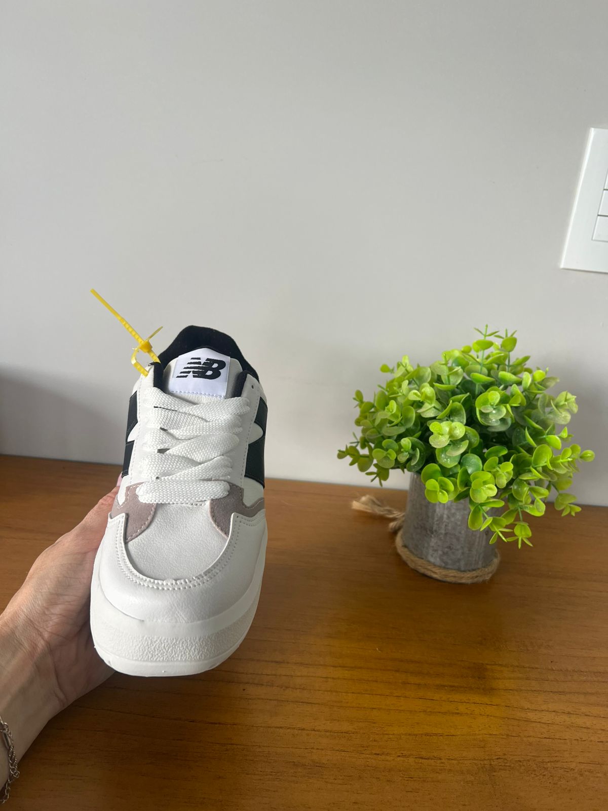 New Balance Branco, Marrom e Preto