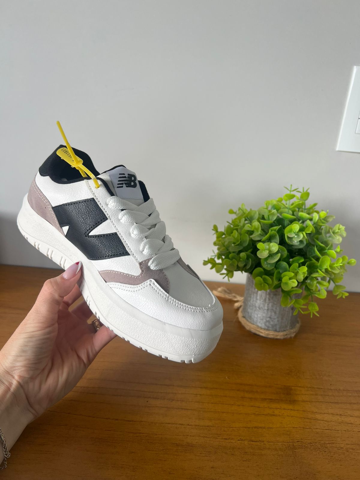 New Balance Branco, Marrom e Preto