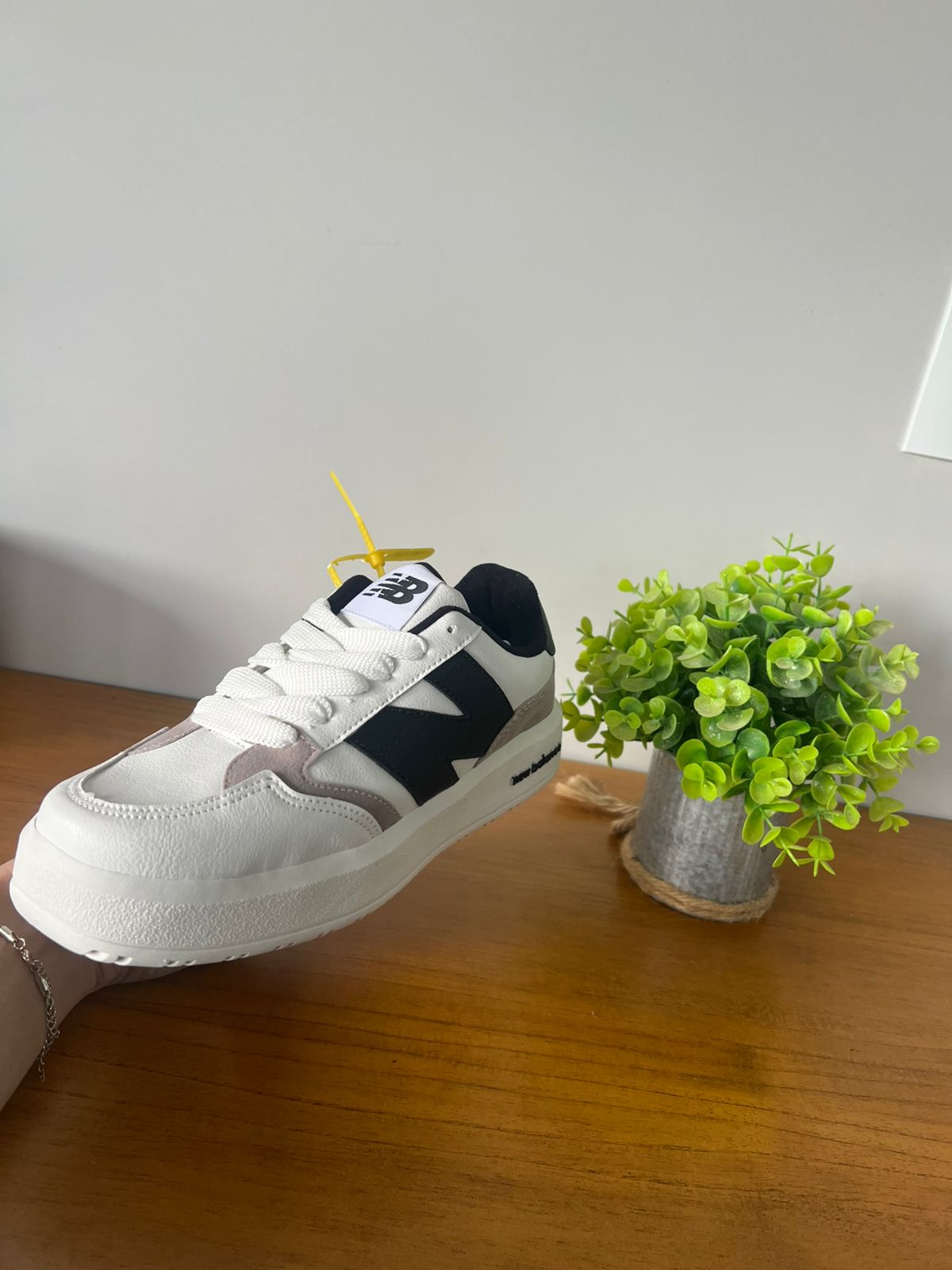 New Balance Branco, Marrom e Preto